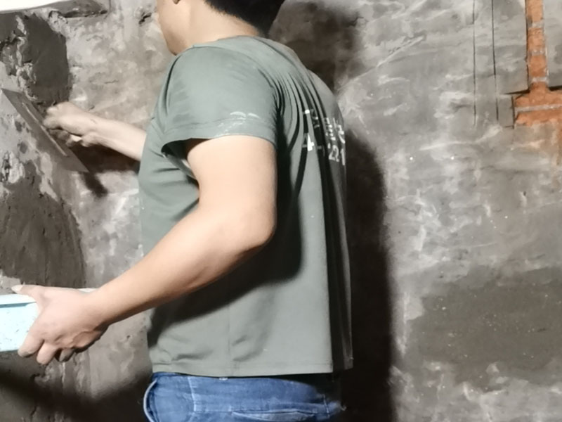 廁所墻面貼磚維修：1、 衛(wèi)生間墻面在施工前清理墻面的各類污物，用泥刀先批墻，后用水泥漿找平，防止瓷磚貼后有空鼓現(xiàn)象。 2、 衛(wèi)生間內(nèi)會(huì)防止抽風(fēng)機(jī)、安裝吊頂?shù)龋愿叨纫貏e注意，其次是墻磚與地磚的尺寸要互相對(duì)應(yīng)，不能有太大的差異，最后根據(jù)高度、尺寸與整體效果來(lái)確定鋪貼方法，如果統(tǒng)一墻面瓷磚不同，大尺寸瓷磚從下往上貼，小尺寸從上往下貼。 3、配料將清水逐量加入粉狀粘結(jié)劑內(nèi)，按照說(shuō)明書上一定的比例調(diào)配。攪拌調(diào)和將粘結(jié)劑漿料攪拌至潤(rùn)滑均勻，無(wú)明顯塊狀或糊涂結(jié)狀，將攪拌后施工漿料靜置5&mdash;10分鐘，然后再稍加攪拌1&mdash;2分鐘，就可以使用了。 4、把剛剛攪拌好的粘結(jié)劑漿料均勻的刮到墻上，讓漿料與瓷磚背面的充分接觸。留縫大小調(diào)整根據(jù)瓷磚的尺寸，在磚與磚之間預(yù)留相應(yīng)尺寸的縫隙留待嵌縫。可用牙簽等先固定。用專業(yè)測(cè)量?jī)x，來(lái)檢查貼后瓷磚的平整度。鋪貼完成后可以用薄膜來(lái)加以保護(hù)。