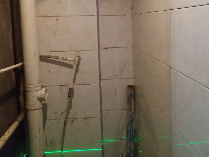 廁所墻面貼磚維修：1、 衛(wèi)生間墻面在施工前清理墻面的各類污物，用泥刀先批墻，后用水泥漿找平，防止瓷磚貼后有空鼓現(xiàn)象。 2、 衛(wèi)生間內(nèi)會(huì)防止抽風(fēng)機(jī)、安裝吊頂?shù)?，所以高度要特別注意，其次是墻磚與地磚的尺寸要互相對(duì)應(yīng)，不能有太大的差異，最后根據(jù)高度、尺寸與整體效果來(lái)確定鋪貼方法，如果統(tǒng)一墻面瓷磚不同，大尺寸瓷磚從下往上貼，小尺寸從上往下貼。 3、配料將清水逐量加入粉狀粘結(jié)劑內(nèi)，按照說(shuō)明書上一定的比例調(diào)配。攪拌調(diào)和將粘結(jié)劑漿料攪拌至潤(rùn)滑均勻，無(wú)明顯塊狀或糊涂結(jié)狀，將攪拌后施工漿料靜置5&mdash;10分鐘，然后再稍加攪拌1&mdash;2分鐘，就可以使用了。 4、把剛剛攪拌好的粘結(jié)劑漿料均勻的刮到墻上，讓漿料與瓷磚背面的充分接觸。留縫大小調(diào)整根據(jù)瓷磚的尺寸，在磚與磚之間預(yù)留相應(yīng)尺寸的縫隙留待嵌縫?？捎醚篮灥认裙潭?。用專業(yè)測(cè)量?jī)x，來(lái)檢查貼后瓷磚的平整度。鋪貼完成后可以用薄膜來(lái)加以保護(hù)。