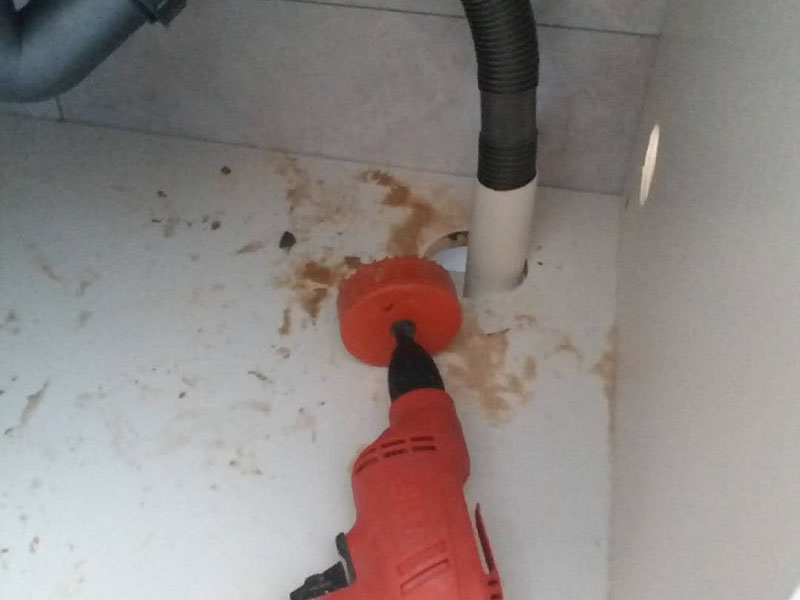 浴室柜下水管安裝：1、在衛(wèi)生間下水管道安裝前，首先要檢查裝修建材水管和相關(guān)連接配件是否有破損、裂紋等現(xiàn)象出現(xiàn)。 2、在衛(wèi)生間下水管道安裝下時，施工員要預(yù)先考慮好墻磚的厚度。 3、在墻體和地面下都盡可能少用或者是不用連接配件，這樣可以減少滲漏的隱患，并且連接配件的安裝要保證牢固和無滲漏情況。 4、在衛(wèi)生間下水管道安裝時要考慮家中洗衣機(jī)的用水龍頭安裝位置，下水的布置等，同時也要注意電源插座的位置是否合適。