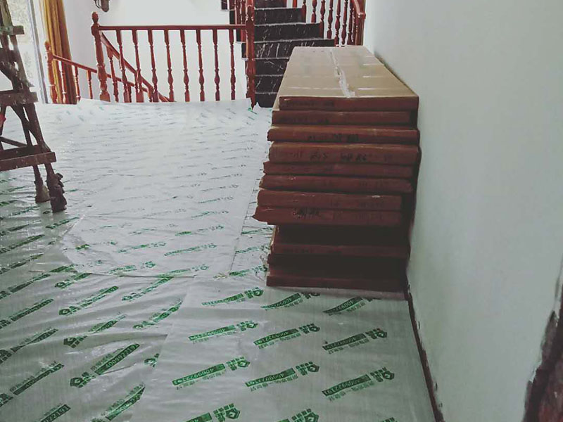 別墅裝修成品保護:1、入戶門扇用公司統(tǒng)一的門貼進行全面包裹保護，用透明膠帶將保護膜粘貼牢固平整。 2、用標準保護膜將門框三面保護完整并固定牢固。 3、工程完工后拆除保護膜時如果有粘貼時的膠痕，應用酒精或專用的清污劑清除膠痕。 4、用標準保護膜將室內所有外窗固定扇進行保護，字樣朝外且保護膜上標識或字樣保持橫平豎直，保護膜鋪貼平整固定牢固。 5、木地板施工前，將地面用吸塵器清理干凈。 6、木地板施工后，用產品自帶的防潮墊或標準保護在通道鋪貼進行保護。