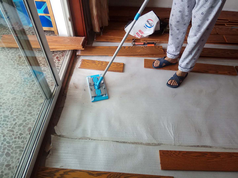 客廳木地板鋪貼：首先大家應對是施工地進行清理，把無關的東西都移出去，并且把地面上的垃圾清掃干凈，包括每一個角落。然后對地面進行找平，水平誤差不能超過2mm，超過的話就要想辦法找平了。地面要是不平，地板鋪好后腳感當然也就不好了。 木地板遇潮后易起拱、變形,為了避免這種情況,大家需要對地面進行防潮處理。常見的處理方法是在地面上鋪防潮層，這樣可以防止以后地板受潮。防潮層要鋪平，接縫處要并攏。 為了讓地板鋪出來的效果更加的美觀，大家最好先預鋪下，將部分地板一分為二，要根據(jù)尺寸來鋸，萬一鋸多了，地板損耗就大了。在鋸地板前可以將地板全部打開包，挑出有問題或瑕疵的地板來鋸，這樣可以有效將局部有問題的地板充分利用，不產(chǎn)生過大損耗。千萬不要上來就拿好地板來鋸，那會增加損耗的。鋸地板的地點務必要選在陽臺等有瓷磚好打理衛(wèi)生的地方，否則飛濺的木灰會無孔不入的進入任何地方，很難清潔。