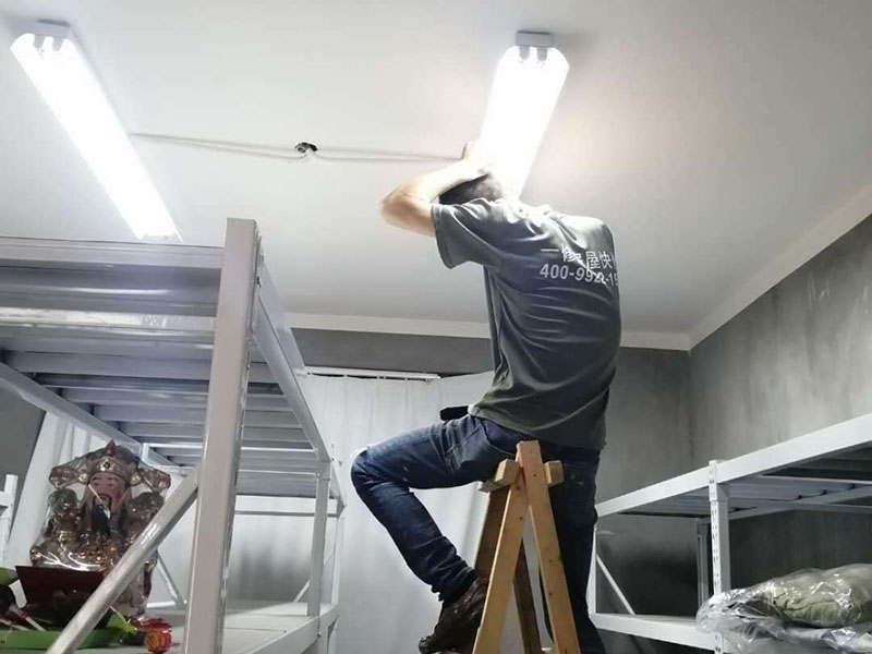 全屋燈具安裝布線：安裝軌道，如果頂部直接為木板或有鐵龍骨可以du直接打釘打眼的，就直接可以把軌道安裝上。定位打好孔后，裝上軌道固定螺絲。 拆開已經(jīng)固定好的軌道頂端的電源保護(hù)蓋，用工具接上電源線，注意安全使用工具。將軌道燈底座的卡頭擰平，對準(zhǔn)軌道內(nèi)凹槽，將軌道燈底座塞入滑道內(nèi)，稍微用點力，嚴(yán)絲合縫后，擰下卡頭旋轉(zhuǎn)的把手，一定要擰到位固定好后，左右滑動一下，看是否固定好。 安裝完畢，打開，根據(jù)投射目標(biāo)的位置，調(diào)整軌道射燈水平及垂直的角度，保證軌道射燈能充分有效地投射被照物。