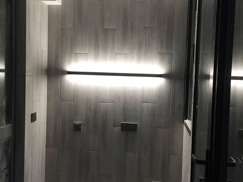 全屋燈具安裝布線：安裝軌道，如果頂部直接為木板或有鐵龍骨可以du直接打釘打眼的，就直接可以把軌道安裝上。定位打好孔后，裝上軌道固定螺絲。 拆開已經(jīng)固定好的軌道頂端的電源保護(hù)蓋，用工具接上電源線，注意安全使用工具。將軌道燈底座的卡頭擰平，對準(zhǔn)軌道內(nèi)凹槽，將軌道燈底座塞入滑道內(nèi)，稍微用點力，嚴(yán)絲合縫后，擰下卡頭旋轉(zhuǎn)的把手，一定要擰到位固定好后，左右滑動一下，看是否固定好。 安裝完畢，打開，根據(jù)投射目標(biāo)的位置，調(diào)整軌道射燈水平及垂直的角度，保證軌道射燈能充分有效地投射被照物。