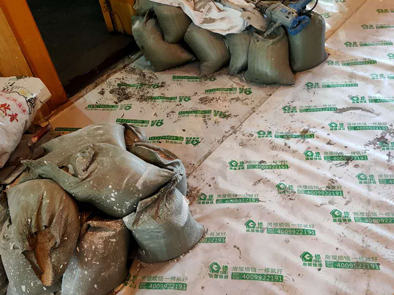 衛(wèi)生間丙綸防水:刷第一遍防水涂料。施工前確保工地干凈、干燥，防水涂料要涂滿，無遺漏，與基層結(jié)合牢固，無裂紋，無氣泡，無脫落現(xiàn)象。涂刷高度一致，厚度要達(dá)到產(chǎn)品規(guī)定要求。　 刷第二遍防水涂料。注意、第二遍防水涂料間需要有一定時(shí)間間隔，待遍涂料干透后才能進(jìn)行第二遍，具體時(shí)間視涂料而定。間隔時(shí)間太短，防水的效果會(huì)大打折扣。 鋪保護(hù)層。為防止之后的施工破壞防水層，需在防水涂料表面鋪上保護(hù)層。保護(hù)層要完全覆蓋防水層，無遺漏，與基層結(jié)合牢固，無裂紋，無氣泡，無脫落現(xiàn)象。 閉水試驗(yàn)。閉水試驗(yàn)時(shí)，地面點(diǎn)的水線不能低于2厘米，保存至少24小時(shí)，觀察無滲漏現(xiàn)象后方算合格。如有滲漏，需重做，切莫不能疏忽大意。