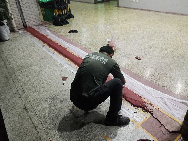 局部門(mén)檻修復(fù)：1.用高壓水槍將天然大理石裂紋處的碎石屑、雜質(zhì)沖洗干凈; 2.將基層漿料注射入天然大理石裂紋處,然后刮除多余基層漿料至基層漿料表面低于天然大理石表面1-2mm; 打磨、拋光步驟3)中填充后的表層漿料至與天然大理石表面齊平,然后整體拋光處理即可。