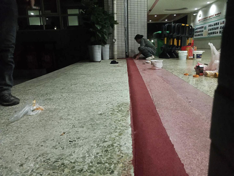 局部門(mén)檻修復(fù)：1.用高壓水槍將天然大理石裂紋處的碎石屑、雜質(zhì)沖洗干凈; 2.將基層漿料注射入天然大理石裂紋處,然后刮除多余基層漿料至基層漿料表面低于天然大理石表面1-2mm; 打磨、拋光步驟3)中填充后的表層漿料至與天然大理石表面齊平,然后整體拋光處理即可。