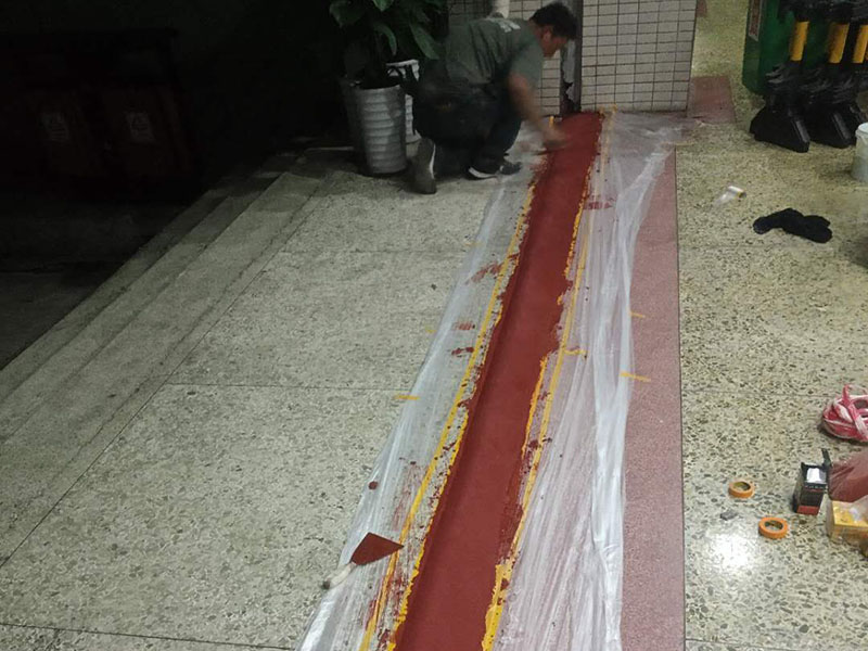 局部門(mén)檻修復(fù)：1.用高壓水槍將天然大理石裂紋處的碎石屑、雜質(zhì)沖洗干凈; 2.將基層漿料注射入天然大理石裂紋處,然后刮除多余基層漿料至基層漿料表面低于天然大理石表面1-2mm; 打磨、拋光步驟3)中填充后的表層漿料至與天然大理石表面齊平,然后整體拋光處理即可。