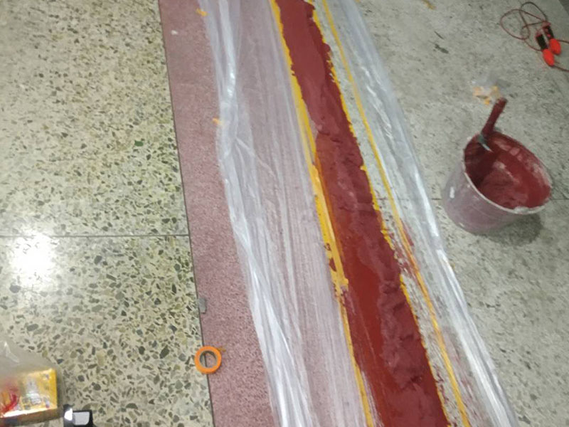 局部門(mén)檻修復(fù)：1.用高壓水槍將天然大理石裂紋處的碎石屑、雜質(zhì)沖洗干凈; 2.將基層漿料注射入天然大理石裂紋處,然后刮除多余基層漿料至基層漿料表面低于天然大理石表面1-2mm; 打磨、拋光步驟3)中填充后的表層漿料至與天然大理石表面齊平,然后整體拋光處理即可。