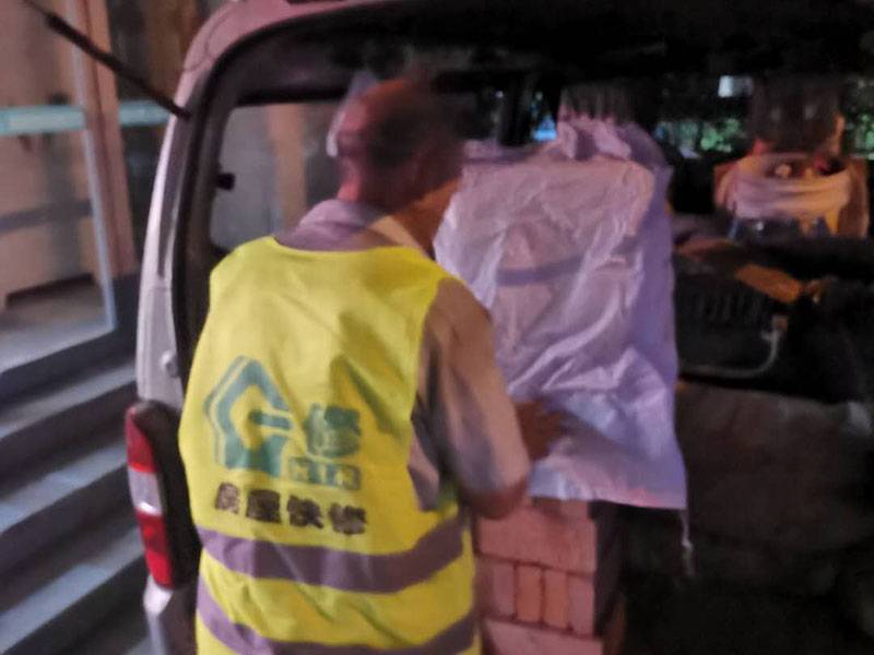 砌磚封門洞:首先準(zhǔn)備好材料，門洞一定要做頂梁，所以鋼筋不能少。沙子要中沙、河沙。水泥注意保質(zhì)期。磚最好用輕質(zhì)磚。一般門洞留90公分，如果門是定制的或特殊門，根據(jù)門的尺寸來定門洞寬度。攪拌好水泥沙后，開始砌墻。要先訂好門洞兩邊的磚的位置，先砌好他們，再在此基礎(chǔ)上砌就很快了。砌到2米的高度（特殊門根據(jù)尺寸特定），門洞要收口，需要做門洞梁。用水泥澆灌梁，中間鋼筋做骨。做好門洞梁后，繼續(xù)上面砌磚，做好整面墻。