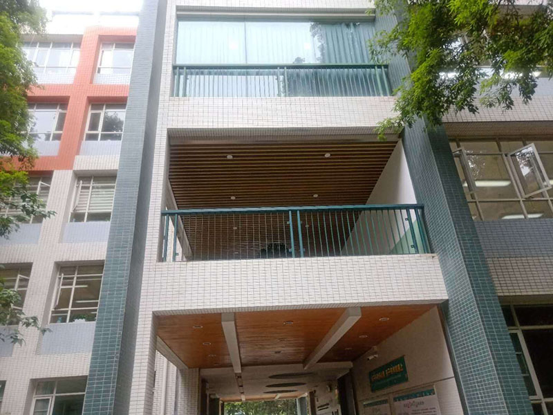 外墻欄桿瓷磚修補：把需要修補的瓷磚或者其他陶瓷產品清洗干凈，把里面的油污、粉塵等污染物清洗干凈。選擇與瓷磚顏色相近的瓷磚修補劑，A、B組份按照1:1的比例取出，放入平面或者容器里面充分混合攪拌均勻，然后靜置幾分鐘。把美紋紙貼在需要修補的部位邊緣處，以防止瓷磚修補劑弄到其他部位攪拌均勻后的瓷磚修補劑可操作時間大概為30分鐘，30分鐘內用刮片將瓷磚修補劑均勻的涂抹在破損的部位，用刮片把表面的瓷磚修補劑刮平，然后撕掉周圍的美紋紙。