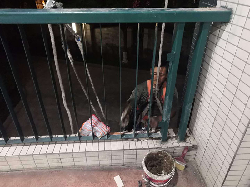 外墻欄桿瓷磚修補：把需要修補的瓷磚或者其他陶瓷產品清洗干凈，把里面的油污、粉塵等污染物清洗干凈。選擇與瓷磚顏色相近的瓷磚修補劑，A、B組份按照1:1的比例取出，放入平面或者容器里面充分混合攪拌均勻，然后靜置幾分鐘。把美紋紙貼在需要修補的部位邊緣處，以防止瓷磚修補劑弄到其他部位攪拌均勻后的瓷磚修補劑可操作時間大概為30分鐘，30分鐘內用刮片將瓷磚修補劑均勻的涂抹在破損的部位，用刮片把表面的瓷磚修補劑刮平，然后撕掉周圍的美紋紙。