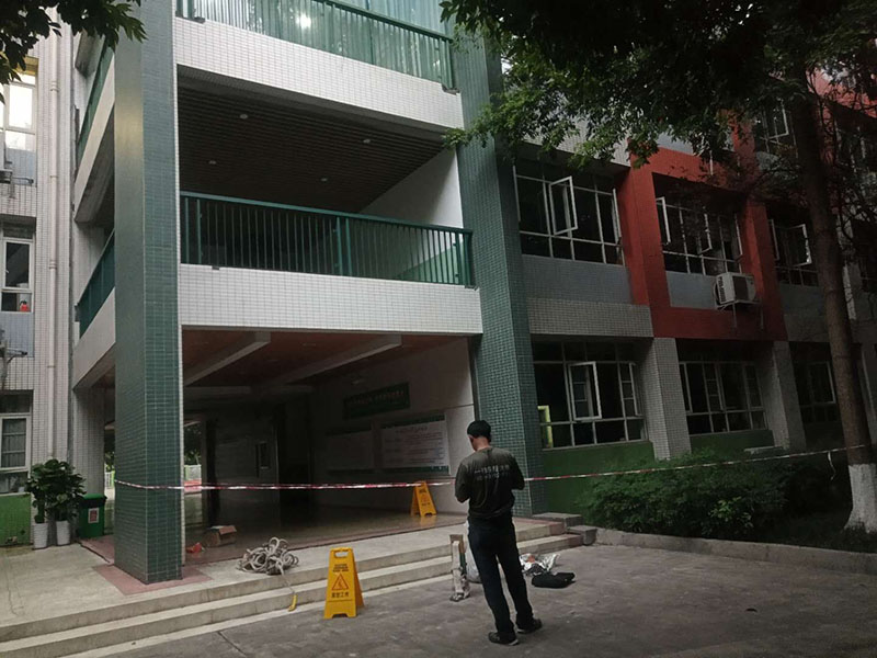 外墻欄桿瓷磚修補：把需要修補的瓷磚或者其他陶瓷產品清洗干凈，把里面的油污、粉塵等污染物清洗干凈。選擇與瓷磚顏色相近的瓷磚修補劑，A、B組份按照1:1的比例取出，放入平面或者容器里面充分混合攪拌均勻，然后靜置幾分鐘。把美紋紙貼在需要修補的部位邊緣處，以防止瓷磚修補劑弄到其他部位攪拌均勻后的瓷磚修補劑可操作時間大概為30分鐘，30分鐘內用刮片將瓷磚修補劑均勻的涂抹在破損的部位，用刮片把表面的瓷磚修補劑刮平，然后撕掉周圍的美紋紙。