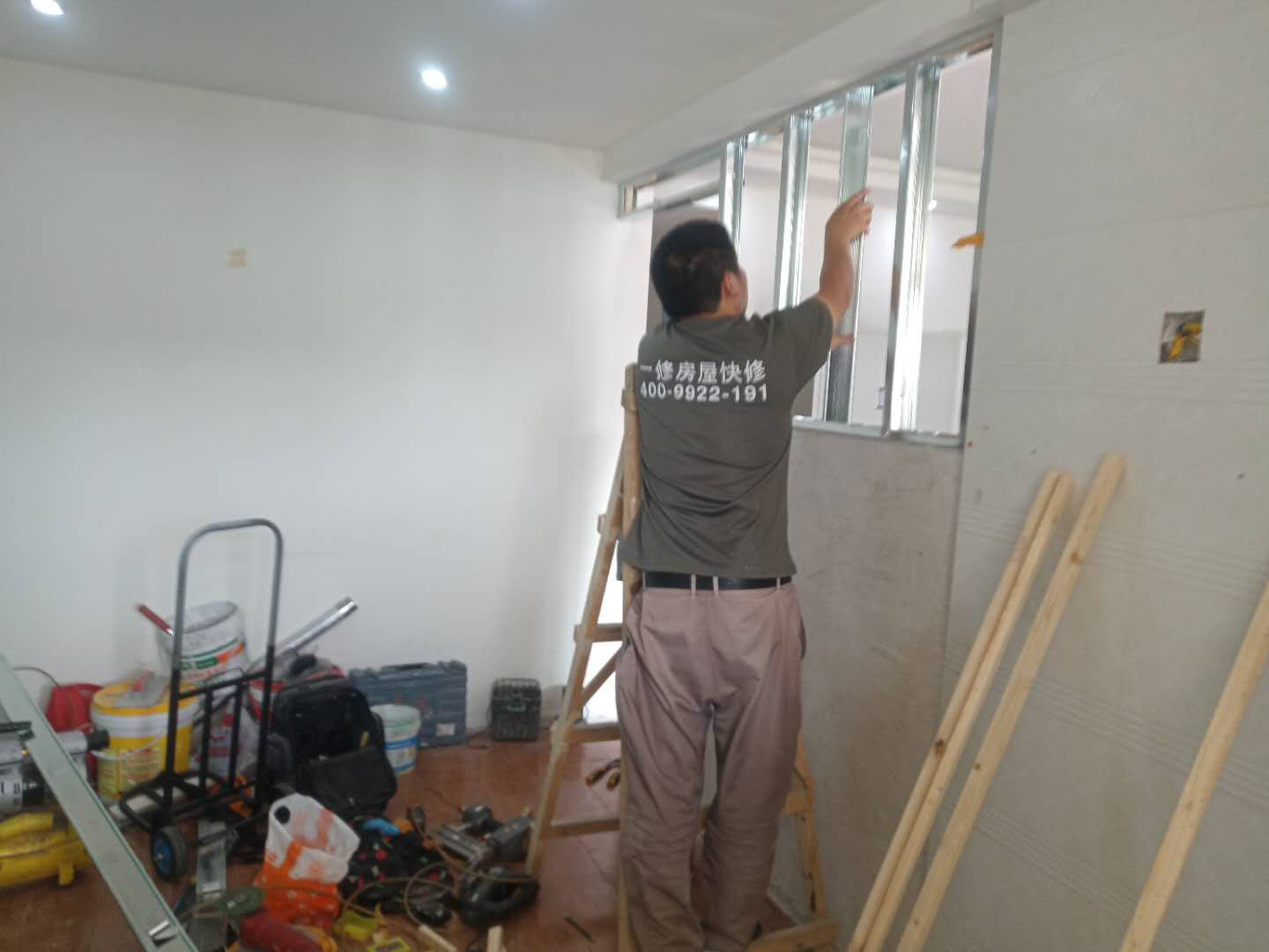 客廳隔斷安裝：注意龍骨架的穩(wěn)固，一般要加設龍骨架，滿足重物的需求，在龍骨架固定前要涂刷防火防腐涂料，一是為了防火防腐，二是為了完全遮掩龍骨；木方花格隔斷端部的石膏板與周圍的墻體或者是柱子應留3-5mm的槽口，施工時先在槽口處加注嵌縫膏，然后鋪板，擠壓嵌縫膏使其和鄰近表層緊緊接觸，以防出現(xiàn)后期的不密合現(xiàn)象。