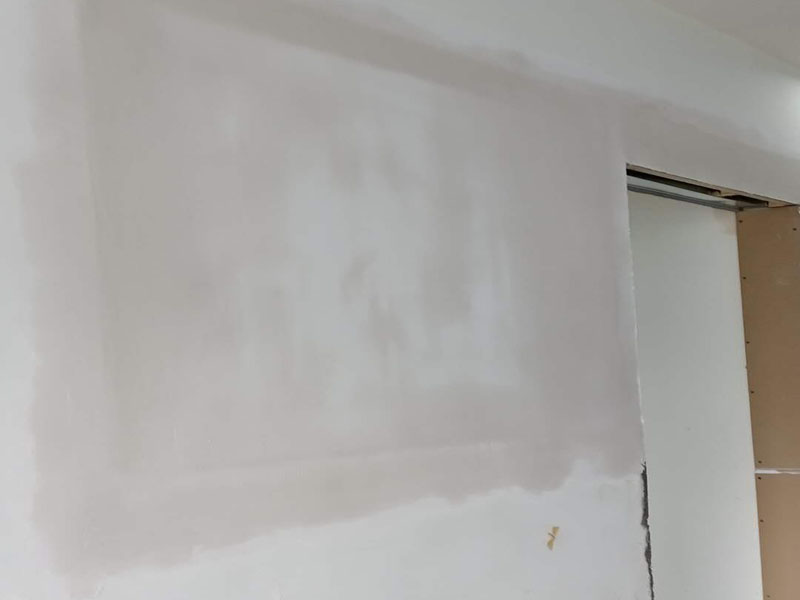 客廳隔斷安裝：注意龍骨架的穩(wěn)固，一般要加設龍骨架，滿足重物的需求，在龍骨架固定前要涂刷防火防腐涂料，一是為了防火防腐，二是為了完全遮掩龍骨；木方花格隔斷端部的石膏板與周圍的墻體或者是柱子應留3-5mm的槽口，施工時先在槽口處加注嵌縫膏，然后鋪板，擠壓嵌縫膏使其和鄰近表層緊緊接觸，以防出現(xiàn)后期的不密合現(xiàn)象。