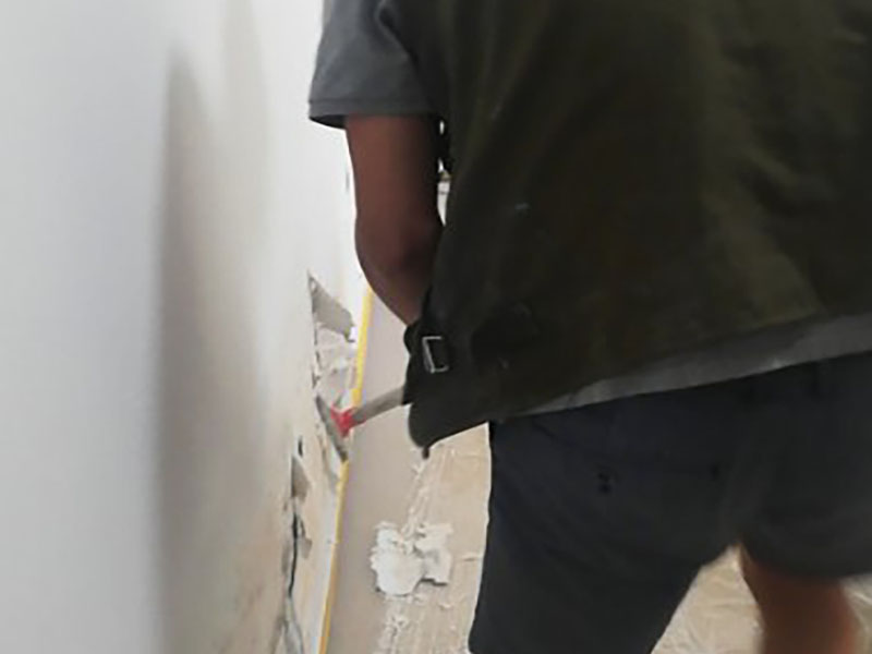 墻面脫皮翻新：先用鏟子把墻面因潮濕起皮的墻面至水泥層，清理施工面污物，粉塵等，保持干凈干燥。之后用隔離劑涂刷于水泥面2-3遍，每遍間隔3小時左右，隔離劑可以起到防潮防堿的效果，防止后續(xù)再出現(xiàn)潮濕起堿問題。隔天干后使用耐水膩子膏把墻面修補完整，4-6小時表干后，用砂紙把墻面打磨平整。待隔天膩子膏干后，清理表面粉塵，涂刷乳膠漆2-3遍，每遍間隔3小時左右，涂刷乳膠漆是為了使墻面平整，美白，沒有粉塵效果。