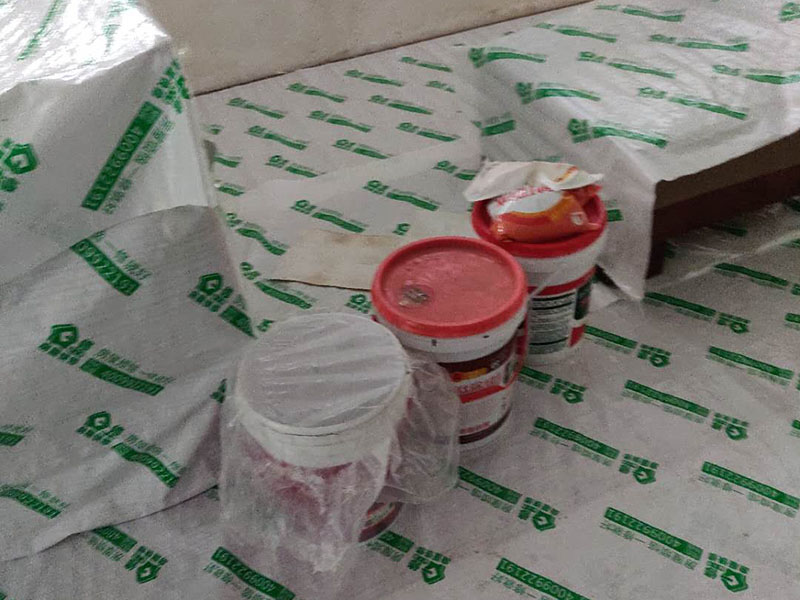 全屋墻面翻新：舊墻的基本處理包括清理舊墻面原有的乳膠漆和膩?zhàn)訉拥溺P除、木裝修、其他表面裝飾物（如壁紙）的拆除，如果只是裝修了一兩年的墻面，墻面的膩?zhàn)涌梢圆挥苗P除，用鋼刷和砂紙打磨墻面后就可以重新涂刷乳膠漆，如果裝修時(shí)間較長的就需要將膩?zhàn)訉隅P除后再進(jìn)行后續(xù)工序。切記舊墻面一定要進(jìn)行處理，不能直接涂刷，粉化嚴(yán)重的墻面要鏟除后，抹上一層白水泥，再進(jìn)行涂刷。 在墻面修補(bǔ)時(shí)，我們要盡量避免色差，因此要注意按照油漆桶的配比、涂刷，最好估算好用量。一次準(zhǔn)備好足夠的量，這樣才能保證墻面顏色的一致，也能避免用量不足重新調(diào)配出的顏色有差異。 墻面涂刷底漆的作用是抗堿防潮、封固基材、保護(hù)面漆，提高面漆的質(zhì)感和遮蓋力。如果沒有刷底漆就直接上面漆的話，時(shí)間一長墻面就容易起泡、發(fā)霉，經(jīng)陽光長時(shí)間照射也會發(fā)生墻面變色的情況。