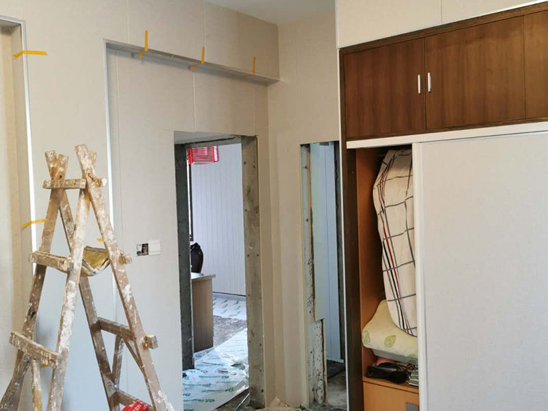 全屋墻面翻新：舊墻的基本處理包括清理舊墻面原有的乳膠漆和膩?zhàn)訉拥溺P除、木裝修、其他表面裝飾物（如壁紙）的拆除，如果只是裝修了一兩年的墻面，墻面的膩?zhàn)涌梢圆挥苗P除，用鋼刷和砂紙打磨墻面后就可以重新涂刷乳膠漆，如果裝修時(shí)間較長的就需要將膩?zhàn)訉隅P除后再進(jìn)行后續(xù)工序。切記舊墻面一定要進(jìn)行處理，不能直接涂刷，粉化嚴(yán)重的墻面要鏟除后，抹上一層白水泥，再進(jìn)行涂刷。 在墻面修補(bǔ)時(shí)，我們要盡量避免色差，因此要注意按照油漆桶的配比、涂刷，最好估算好用量。一次準(zhǔn)備好足夠的量，這樣才能保證墻面顏色的一致，也能避免用量不足重新調(diào)配出的顏色有差異。 墻面涂刷底漆的作用是抗堿防潮、封固基材、保護(hù)面漆，提高面漆的質(zhì)感和遮蓋力。如果沒有刷底漆就直接上面漆的話，時(shí)間一長墻面就容易起泡、發(fā)霉，經(jīng)陽光長時(shí)間照射也會發(fā)生墻面變色的情況。