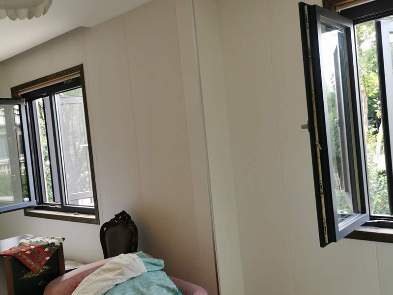 全屋墻面翻新：舊墻的基本處理包括清理舊墻面原有的乳膠漆和膩?zhàn)訉拥溺P除、木裝修、其他表面裝飾物（如壁紙）的拆除，如果只是裝修了一兩年的墻面，墻面的膩?zhàn)涌梢圆挥苗P除，用鋼刷和砂紙打磨墻面后就可以重新涂刷乳膠漆，如果裝修時(shí)間較長的就需要將膩?zhàn)訉隅P除后再進(jìn)行后續(xù)工序。切記舊墻面一定要進(jìn)行處理，不能直接涂刷，粉化嚴(yán)重的墻面要鏟除后，抹上一層白水泥，再進(jìn)行涂刷。 在墻面修補(bǔ)時(shí)，我們要盡量避免色差，因此要注意按照油漆桶的配比、涂刷，最好估算好用量。一次準(zhǔn)備好足夠的量，這樣才能保證墻面顏色的一致，也能避免用量不足重新調(diào)配出的顏色有差異。 墻面涂刷底漆的作用是抗堿防潮、封固基材、保護(hù)面漆，提高面漆的質(zhì)感和遮蓋力。如果沒有刷底漆就直接上面漆的話，時(shí)間一長墻面就容易起泡、發(fā)霉，經(jīng)陽光長時(shí)間照射也會發(fā)生墻面變色的情況。