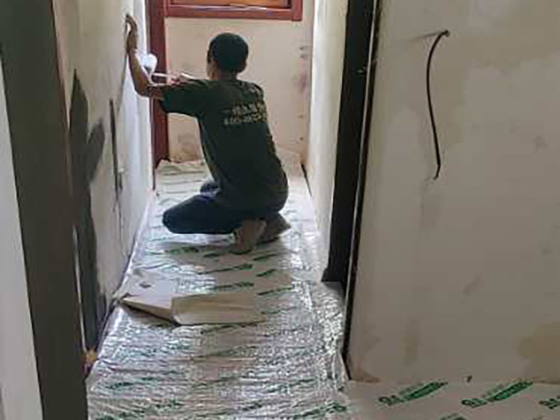 全屋墻面翻新：舊墻的基本處理包括清理舊墻面原有的乳膠漆和膩?zhàn)訉拥溺P除、木裝修、其他表面裝飾物（如壁紙）的拆除，如果只是裝修了一兩年的墻面，墻面的膩?zhàn)涌梢圆挥苗P除，用鋼刷和砂紙打磨墻面后就可以重新涂刷乳膠漆，如果裝修時(shí)間較長的就需要將膩?zhàn)訉隅P除后再進(jìn)行后續(xù)工序。切記舊墻面一定要進(jìn)行處理，不能直接涂刷，粉化嚴(yán)重的墻面要鏟除后，抹上一層白水泥，再進(jìn)行涂刷。 在墻面修補(bǔ)時(shí)，我們要盡量避免色差，因此要注意按照油漆桶的配比、涂刷，最好估算好用量。一次準(zhǔn)備好足夠的量，這樣才能保證墻面顏色的一致，也能避免用量不足重新調(diào)配出的顏色有差異。 墻面涂刷底漆的作用是抗堿防潮、封固基材、保護(hù)面漆，提高面漆的質(zhì)感和遮蓋力。如果沒有刷底漆就直接上面漆的話，時(shí)間一長墻面就容易起泡、發(fā)霉，經(jīng)陽光長時(shí)間照射也會發(fā)生墻面變色的情況。