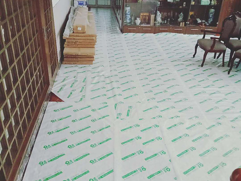 地面成品保護(hù)：滿鋪成品瓦楞紙板，再用干凈彩條布滿鋪在普通石膏板上，在彩條布交接處及轉(zhuǎn)角處用膠帶固定，也可選用木芯板或三夾板。材料選用視上人、車情況而定。 開關(guān)插座面板用美紋紙滿包或采用透明塑料蓋保護(hù)。 門套的保護(hù)方式用原門框保護(hù)膜，或者多層板或密度板，報(bào)紙，美紋紙保護(hù)
