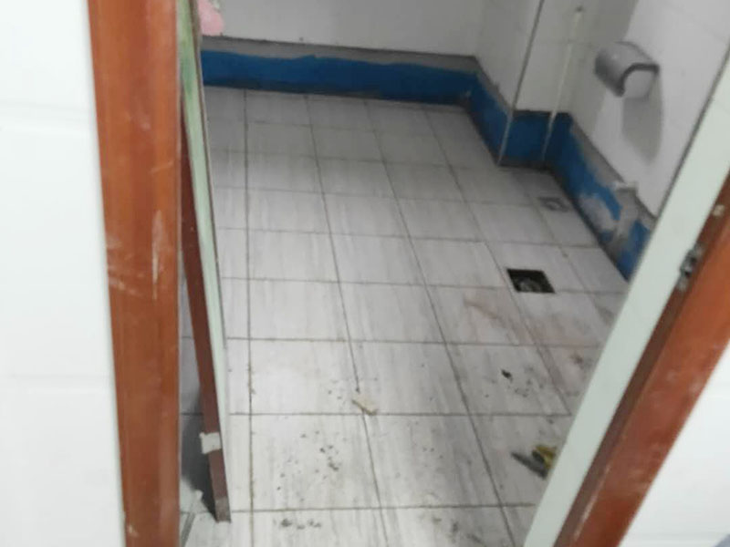 浴室地面防水貼磚:衛(wèi)生間做防水是一項很重要的流程，但很少有人懂衛(wèi)生間防水施工的流程到底要如何，比方說會有人問：衛(wèi)生間的防水在做完后，能不能馬上貼瓷磚呢？一般的防水施工要做2到3遍，而且防水的順序也是有講究的，比如，要先做完墻面防水再貼墻磚，其次才可以做地面防水，再貼地磚。簡單總結一下，衛(wèi)生間防水的步驟是：先做墻面防水→貼墻磚→再做地面防水2-3遍→固化期5-7天→閉水實驗合格→地面做水泥砂漿保護層→貼地磚。
