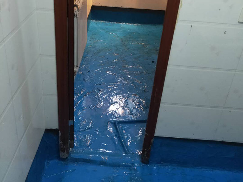 浴室地面防水貼磚:衛(wèi)生間做防水是一項很重要的流程，但很少有人懂衛(wèi)生間防水施工的流程到底要如何，比方說會有人問：衛(wèi)生間的防水在做完后，能不能馬上貼瓷磚呢？一般的防水施工要做2到3遍，而且防水的順序也是有講究的，比如，要先做完墻面防水再貼墻磚，其次才可以做地面防水，再貼地磚。簡單總結一下，衛(wèi)生間防水的步驟是：先做墻面防水→貼墻磚→再做地面防水2-3遍→固化期5-7天→閉水實驗合格→地面做水泥砂漿保護層→貼地磚。