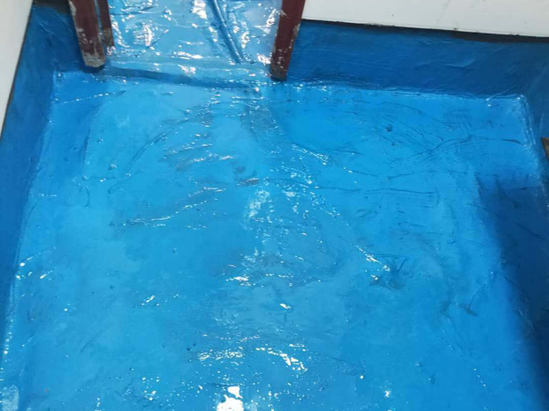 浴室地面防水貼磚:衛(wèi)生間做防水是一項很重要的流程，但很少有人懂衛(wèi)生間防水施工的流程到底要如何，比方說會有人問：衛(wèi)生間的防水在做完后，能不能馬上貼瓷磚呢？一般的防水施工要做2到3遍，而且防水的順序也是有講究的，比如，要先做完墻面防水再貼墻磚，其次才可以做地面防水，再貼地磚。簡單總結一下，衛(wèi)生間防水的步驟是：先做墻面防水→貼墻磚→再做地面防水2-3遍→固化期5-7天→閉水實驗合格→地面做水泥砂漿保護層→貼地磚。