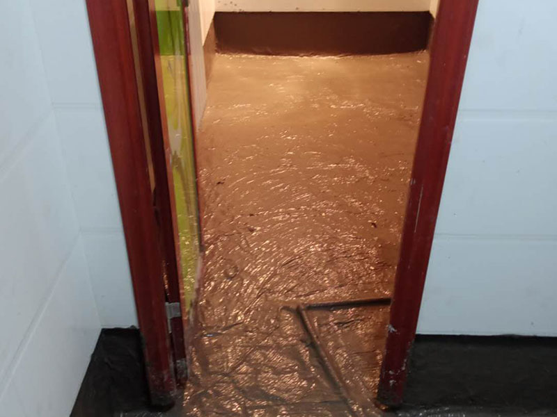 浴室地面防水貼磚:衛(wèi)生間做防水是一項很重要的流程，但很少有人懂衛(wèi)生間防水施工的流程到底要如何，比方說會有人問：衛(wèi)生間的防水在做完后，能不能馬上貼瓷磚呢？一般的防水施工要做2到3遍，而且防水的順序也是有講究的，比如，要先做完墻面防水再貼墻磚，其次才可以做地面防水，再貼地磚。簡單總結一下，衛(wèi)生間防水的步驟是：先做墻面防水→貼墻磚→再做地面防水2-3遍→固化期5-7天→閉水實驗合格→地面做水泥砂漿保護層→貼地磚。