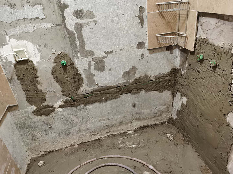 衛(wèi)生間改水管：一般衛(wèi)生間都有分冷熱水管，材質(zhì)多為PPR管，冷熱管之間的間距不能過近。 衛(wèi)生間水管都是從房頂過，這樣可以減少人為損壞的幾率。冷熱管的接口、出口處須平行。一般左邊為熱、右邊是冷水管。 管道的線路設(shè)計應(yīng)是避免彎曲，盡可能遠(yuǎn)離電路。最后，管卡的位置坡度等也應(yīng)符合需求，每個閥門要安裝平整，方便日后的使用和維護(hù)。 冷、熱水管均為入墻做法，開槽時需檢查槽的深度，冷熱水管不能同槽。 安裝熱水器進(jìn)出水口時，進(jìn)水的閥門和進(jìn)氣的閥門一定要考慮并應(yīng)安裝在相應(yīng)的位置。 安裝熱水管時需注意區(qū)別熱水器的進(jìn)水口和出水口，進(jìn)水口接上總閥門，出水口接通向衛(wèi)生間管道。安裝好后先打開閥門確定下無漏水等情況存在，最后在衛(wèi)生間安裝好水龍頭、花灑等即可。淋浴水管高度在1.8M--2.1M之間。