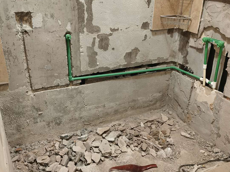 衛(wèi)生間改水管：一般衛(wèi)生間都有分冷熱水管，材質(zhì)多為PPR管，冷熱管之間的間距不能過近。 衛(wèi)生間水管都是從房頂過，這樣可以減少人為損壞的幾率。冷熱管的接口、出口處須平行。一般左邊為熱、右邊是冷水管。 管道的線路設(shè)計應(yīng)是避免彎曲，盡可能遠(yuǎn)離電路。最后，管卡的位置坡度等也應(yīng)符合需求，每個閥門要安裝平整，方便日后的使用和維護(hù)。 冷、熱水管均為入墻做法，開槽時需檢查槽的深度，冷熱水管不能同槽。 安裝熱水器進(jìn)出水口時，進(jìn)水的閥門和進(jìn)氣的閥門一定要考慮并應(yīng)安裝在相應(yīng)的位置。 安裝熱水管時需注意區(qū)別熱水器的進(jìn)水口和出水口，進(jìn)水口接上總閥門，出水口接通向衛(wèi)生間管道。安裝好后先打開閥門確定下無漏水等情況存在，最后在衛(wèi)生間安裝好水龍頭、花灑等即可。淋浴水管高度在1.8M--2.1M之間。