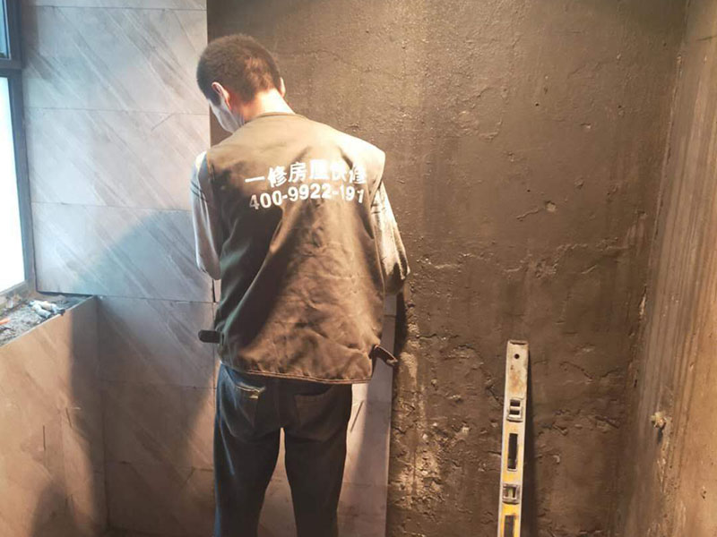 衛(wèi)生間貼磚：測量高度；按照圖紙標(biāo)注的開始鋪貼高度，用尺在墻壁上量出這個高度標(biāo)準(zhǔn)，畫出直線作好記號。 添抹泥漿；將和好的泥漿抹在瓷磚上，泥漿抹得要厚實、均勻，這樣瓷磚才不會空鼓。 做好支架；將做好的支架放在瓷磚下面，支架的作用是支撐起瓷磚，防止瓷磚掉下來。 鋪貼瓷磚；將瓷磚鋪貼在已經(jīng)確定好的位置，動作要迅速敏捷，如果動作太慢，泥漿會掉下來。 敲擊密實；用專用橡皮錘子輕輕敲擊瓷磚，讓瓷磚與墻壁接合緊密，保證瓷磚不會空鼓。 測量平直；用直尺靠在瓷磚上測量，看是否水平垂直，這個步驟很重要，如不平直就要返工。 干透嵌縫；等泥漿完全干透后，用三角刮刀將膩?zhàn)犹钸M(jìn)瓷磚縫隙，由于縫隙小嵌縫時要非常認(rèn)真。 清潔表面；用抹布將瓷磚上的殘余膩?zhàn)硬粮蓛?，抹布最好用濕的，如果膩?zhàn)痈闪艘矘O容易擦掉。