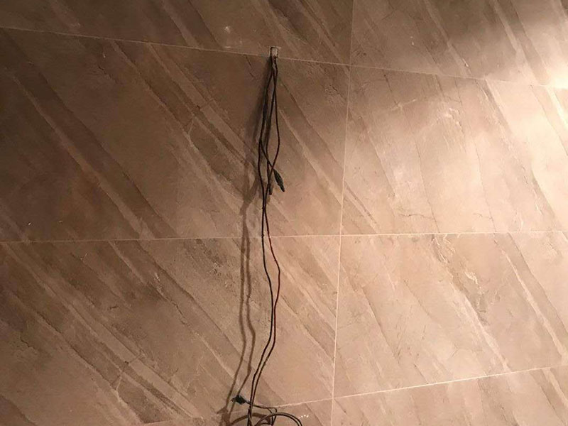 衛(wèi)生間貼磚：測量高度；按照圖紙標(biāo)注的開始鋪貼高度，用尺在墻壁上量出這個高度標(biāo)準(zhǔn)，畫出直線作好記號。 添抹泥漿；將和好的泥漿抹在瓷磚上，泥漿抹得要厚實、均勻，這樣瓷磚才不會空鼓。 做好支架；將做好的支架放在瓷磚下面，支架的作用是支撐起瓷磚，防止瓷磚掉下來。 鋪貼瓷磚；將瓷磚鋪貼在已經(jīng)確定好的位置，動作要迅速敏捷，如果動作太慢，泥漿會掉下來。 敲擊密實；用專用橡皮錘子輕輕敲擊瓷磚，讓瓷磚與墻壁接合緊密，保證瓷磚不會空鼓。 測量平直；用直尺靠在瓷磚上測量，看是否水平垂直，這個步驟很重要，如不平直就要返工。 干透嵌縫；等泥漿完全干透后，用三角刮刀將膩?zhàn)犹钸M(jìn)瓷磚縫隙，由于縫隙小嵌縫時要非常認(rèn)真。 清潔表面；用抹布將瓷磚上的殘余膩?zhàn)硬粮蓛?，抹布最好用濕的，如果膩?zhàn)痈闪艘矘O容易擦掉。