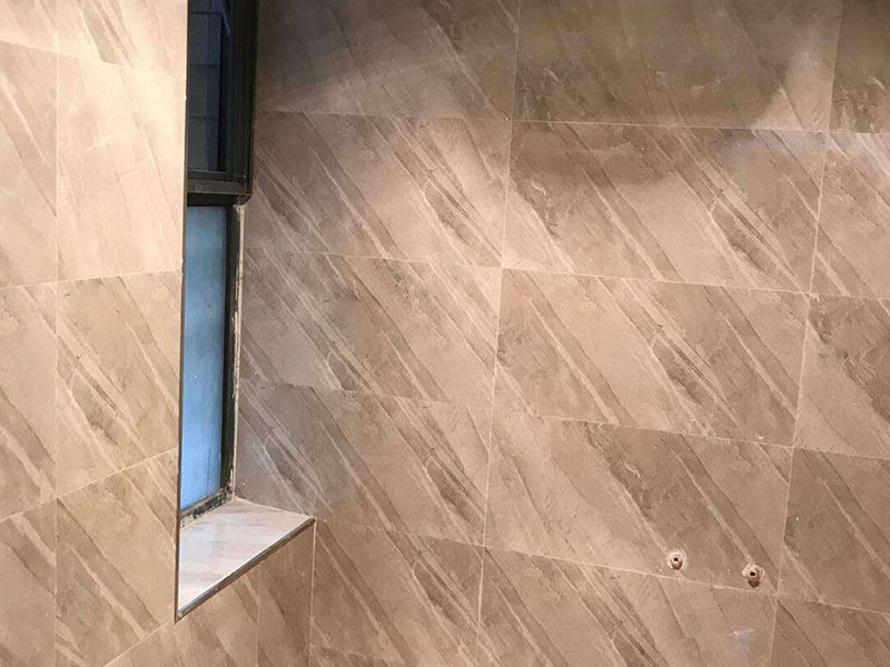 衛(wèi)生間貼磚：測量高度；按照圖紙標(biāo)注的開始鋪貼高度，用尺在墻壁上量出這個高度標(biāo)準(zhǔn)，畫出直線作好記號。 添抹泥漿；將和好的泥漿抹在瓷磚上，泥漿抹得要厚實、均勻，這樣瓷磚才不會空鼓。 做好支架；將做好的支架放在瓷磚下面，支架的作用是支撐起瓷磚，防止瓷磚掉下來。 鋪貼瓷磚；將瓷磚鋪貼在已經(jīng)確定好的位置，動作要迅速敏捷，如果動作太慢，泥漿會掉下來。 敲擊密實；用專用橡皮錘子輕輕敲擊瓷磚，讓瓷磚與墻壁接合緊密，保證瓷磚不會空鼓。 測量平直；用直尺靠在瓷磚上測量，看是否水平垂直，這個步驟很重要，如不平直就要返工。 干透嵌縫；等泥漿完全干透后，用三角刮刀將膩?zhàn)犹钸M(jìn)瓷磚縫隙，由于縫隙小嵌縫時要非常認(rèn)真。 清潔表面；用抹布將瓷磚上的殘余膩?zhàn)硬粮蓛?，抹布最好用濕的，如果膩?zhàn)痈闪艘矘O容易擦掉。