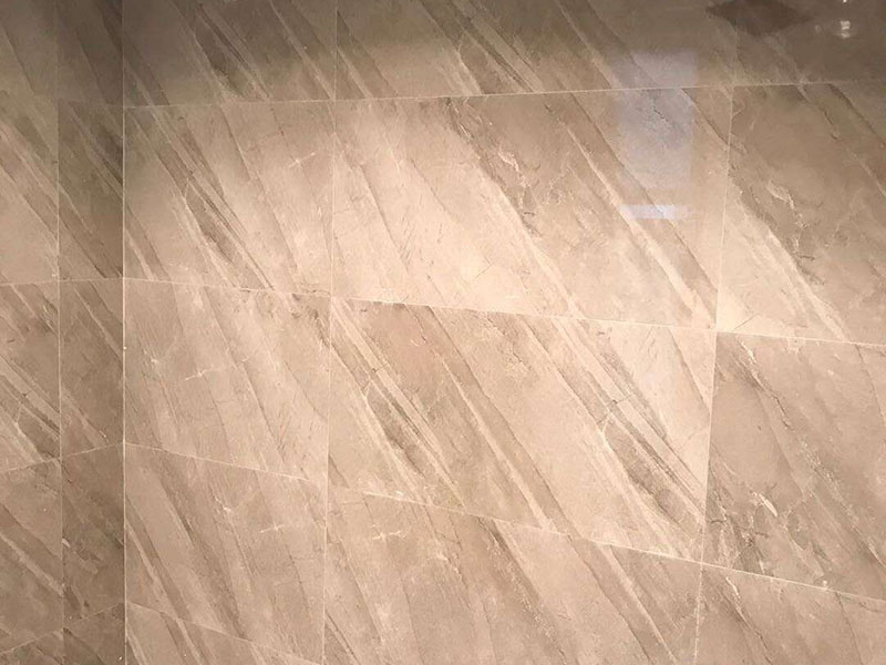 衛(wèi)生間貼磚：測量高度；按照圖紙標(biāo)注的開始鋪貼高度，用尺在墻壁上量出這個高度標(biāo)準(zhǔn)，畫出直線作好記號。 添抹泥漿；將和好的泥漿抹在瓷磚上，泥漿抹得要厚實、均勻，這樣瓷磚才不會空鼓。 做好支架；將做好的支架放在瓷磚下面，支架的作用是支撐起瓷磚，防止瓷磚掉下來。 鋪貼瓷磚；將瓷磚鋪貼在已經(jīng)確定好的位置，動作要迅速敏捷，如果動作太慢，泥漿會掉下來。 敲擊密實；用專用橡皮錘子輕輕敲擊瓷磚，讓瓷磚與墻壁接合緊密，保證瓷磚不會空鼓。 測量平直；用直尺靠在瓷磚上測量，看是否水平垂直，這個步驟很重要，如不平直就要返工。 干透嵌縫；等泥漿完全干透后，用三角刮刀將膩?zhàn)犹钸M(jìn)瓷磚縫隙，由于縫隙小嵌縫時要非常認(rèn)真。 清潔表面；用抹布將瓷磚上的殘余膩?zhàn)硬粮蓛簦ú甲詈糜脻竦?，如果膩?zhàn)痈闪艘矘O容易擦掉。