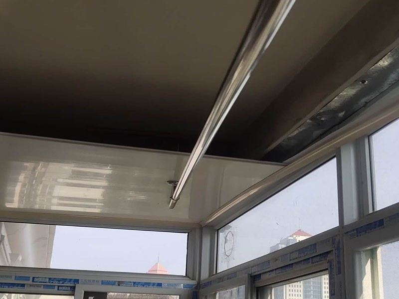 陽臺(tái)吊頂安裝:陽臺(tái)鋁扣板吊頂，首先要依據(jù)樓層標(biāo)高水平線，然后用尺豎向量至頂棚設(shè)計(jì)標(biāo)高，同時(shí)在頂板上彈在龍骨位置線，還要將頂棚的標(biāo)高水平線彈在墻面上。 在可使用木龍骨，也能夠使用輕鋼龍骨的情況下盡可能使用輕鋼龍骨。這是由于木材的漲縮比較大，容易致使結(jié)構(gòu)變形。 設(shè)計(jì)以及施工中注意伸縮縫。每一道接縫處都應(yīng)留有伸縮縫，并倒成四五度角，以避免應(yīng)力積累。 輕鋼龍骨或者木龍骨安裝平整，間距規(guī)范。 自攻釘要均勻散布，保證每一顆自攻釘經(jīng)受的力接近，否則易構(gòu)成邊鎖反映使結(jié)構(gòu)失去不亂性而發(fā)生變形裂痕。