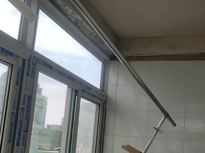 陽臺(tái)吊頂安裝:陽臺(tái)鋁扣板吊頂，首先要依據(jù)樓層標(biāo)高水平線，然后用尺豎向量至頂棚設(shè)計(jì)標(biāo)高，同時(shí)在頂板上彈在龍骨位置線，還要將頂棚的標(biāo)高水平線彈在墻面上。 在可使用木龍骨，也能夠使用輕鋼龍骨的情況下盡可能使用輕鋼龍骨。這是由于木材的漲縮比較大，容易致使結(jié)構(gòu)變形。 設(shè)計(jì)以及施工中注意伸縮縫。每一道接縫處都應(yīng)留有伸縮縫，并倒成四五度角，以避免應(yīng)力積累。 輕鋼龍骨或者木龍骨安裝平整，間距規(guī)范。 自攻釘要均勻散布，保證每一顆自攻釘經(jīng)受的力接近，否則易構(gòu)成邊鎖反映使結(jié)構(gòu)失去不亂性而發(fā)生變形裂痕。