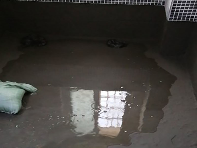 浴室防水貼磚裝修：一是墻磚應(yīng)從下向上鋪貼,且一面墻不能一次貼到頂,接縫一般為1~3毫米; 二是鋪貼前要先處理墻面的平整,處理裂縫; 三是粘結(jié)材料的涂抹要中間稍高于四周,用橡膠錘敲擊表面以固定,這樣一來(lái)可以避免空氣積存于粘結(jié)層中。同時(shí)要進(jìn)行水平檢測(cè); 四是粘結(jié)材料要挑和適當(dāng),一般墻面水泥與沙比例為1:4,地面水泥與沙比例為1:32. 地面要打平。有一些土建地面是不平的,遇到這種情況大家應(yīng)該把不平的地方用水泥沙漿鋪平。鋪設(shè)時(shí)可以用不同的色彩的瓷磚(較深色的)把周?chē)蚱饋?lái),而框內(nèi)的瓷磚用較淺色的。當(dāng)然,廚房跟廁所的地面一定要有傾斜度,這樣是為了方便排水