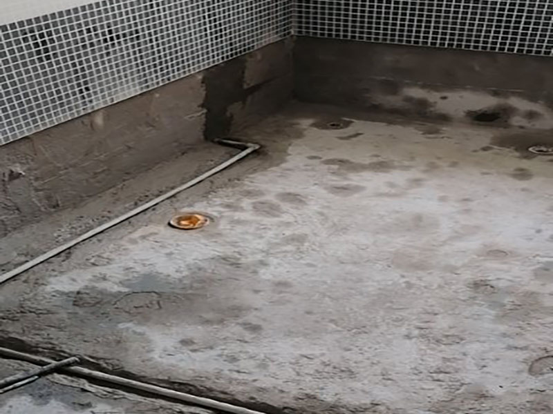 浴室防水貼磚裝修：一是墻磚應(yīng)從下向上鋪貼,且一面墻不能一次貼到頂,接縫一般為1~3毫米; 二是鋪貼前要先處理墻面的平整,處理裂縫; 三是粘結(jié)材料的涂抹要中間稍高于四周,用橡膠錘敲擊表面以固定,這樣一來(lái)可以避免空氣積存于粘結(jié)層中。同時(shí)要進(jìn)行水平檢測(cè); 四是粘結(jié)材料要挑和適當(dāng),一般墻面水泥與沙比例為1:4,地面水泥與沙比例為1:32. 地面要打平。有一些土建地面是不平的,遇到這種情況大家應(yīng)該把不平的地方用水泥沙漿鋪平。鋪設(shè)時(shí)可以用不同的色彩的瓷磚(較深色的)把周?chē)蚱饋?lái),而框內(nèi)的瓷磚用較淺色的。當(dāng)然,廚房跟廁所的地面一定要有傾斜度,這樣是為了方便排水