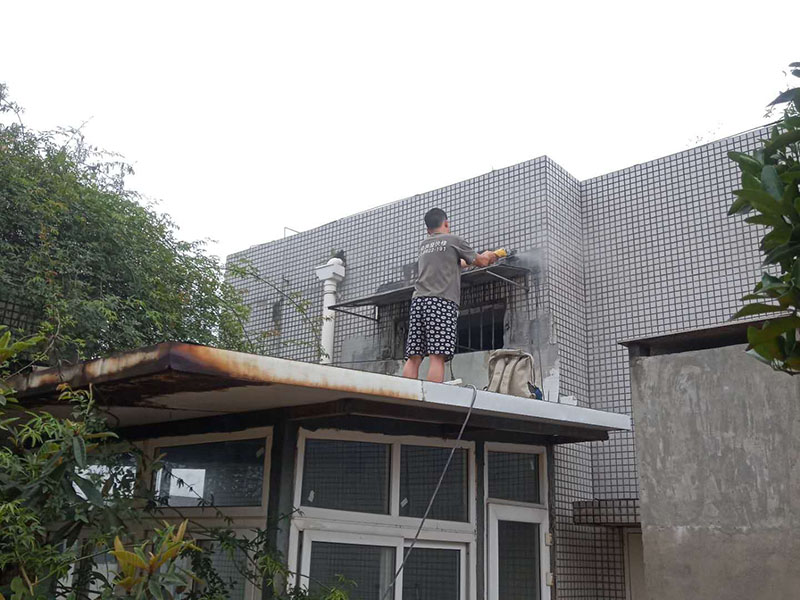 窗戶外墻防水切割：1、外墻防水不建議用防水涂料，防水涂料施工后需要做一層保護(hù)層；2、防水需要在水泥基面施工，如果貼了瓷磚，還需要把瓷磚鏟除再施工；3、外墻防水最好使用砂漿防水劑，做好后可以與原有的水泥基面形成一個(gè)整體，且不會(huì)被雨水中的酸、堿等物質(zhì)破壞。