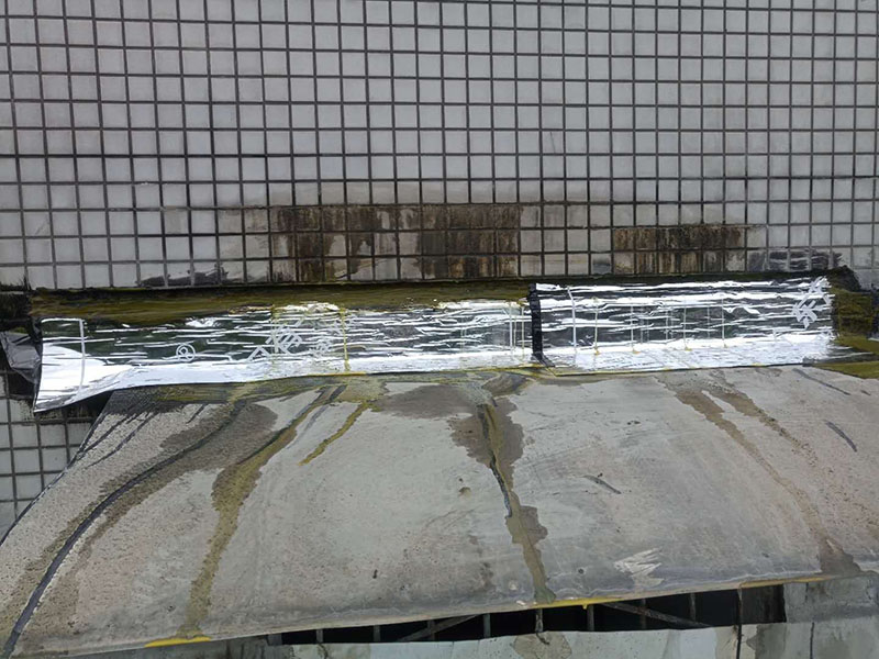 露臺頂面防水:將原防水層鏟除之后，再找平，將原來下部保溫層里存的水進行排干，設一些排氣孔做排氣措施，將保溫層里的水分排干。 把基面處理成堅固、平整、干凈，無灰塵、油膩、蠟等以及其它碎屑物質；基面有孔隙、裂縫、不平等缺陷的，須預先用水泥砂漿修補抹平，確保基面充分濕潤，但無明水，有泛水坡度。 防水材料建議選擇柔嫩型的聚合物水泥基防水涂/漿料，這類產品是水性涂料、無毒無害無污染、和水泥基材粘接緊密、使用壽命長、防水效果強。 做好坡度3°的排水坡；柔韌型的防水涂料前后兩次呈“十”字涂刷兩遍，總厚度不超過2㎜。