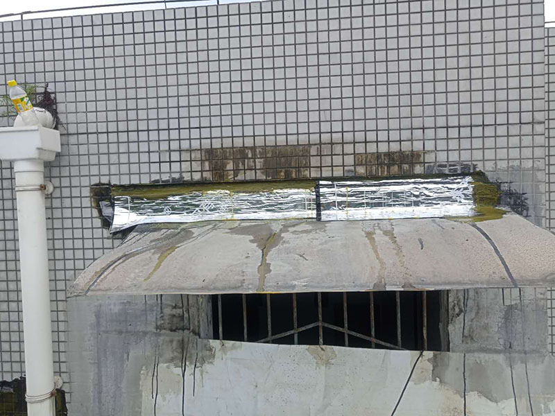 露臺頂面防水:將原防水層鏟除之后，再找平，將原來下部保溫層里存的水進行排干，設一些排氣孔做排氣措施，將保溫層里的水分排干。 把基面處理成堅固、平整、干凈，無灰塵、油膩、蠟等以及其它碎屑物質；基面有孔隙、裂縫、不平等缺陷的，須預先用水泥砂漿修補抹平，確保基面充分濕潤，但無明水，有泛水坡度。 防水材料建議選擇柔嫩型的聚合物水泥基防水涂/漿料，這類產品是水性涂料、無毒無害無污染、和水泥基材粘接緊密、使用壽命長、防水效果強。 做好坡度3°的排水坡；柔韌型的防水涂料前后兩次呈“十”字涂刷兩遍，總厚度不超過2㎜。