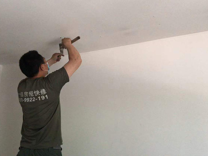 電路燈具安裝：不同類(lèi)別的燈具，不同場(chǎng)所的其安裝方法可以有著萬(wàn)千差別的。但總結(jié)起來(lái)大的安裝燈具的流程可以歸納為：1，首先對(duì)需要安裝燈具的場(chǎng)所作照明需求設(shè)計(jì)-包括照度需求的設(shè)計(jì)，燈具類(lèi)別的選用確定，照明電路規(guī)劃設(shè)計(jì)等； 2.做好設(shè)計(jì)后便是照明電路鋪設(shè)（包括布燈點(diǎn)位及其開(kāi)關(guān)控制位置和方式的確定）這個(gè)過(guò)程可能需要與其它工程工序相配合進(jìn)行的，而且必須注意的是暫時(shí)不要讓線路接通電源，慎防意外 3.接下來(lái)就是開(kāi)關(guān)制合的安裝，燈具的固定安裝后，一一反復(fù)檢查電路燈具安裝的正確，確保正確后再一個(gè)一個(gè)地試通電驗(yàn)證調(diào)試，確保與設(shè)計(jì)要求相符合