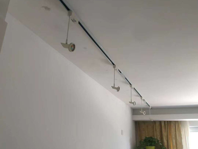 電路燈具安裝：不同類(lèi)別的燈具，不同場(chǎng)所的其安裝方法可以有著萬(wàn)千差別的。但總結(jié)起來(lái)大的安裝燈具的流程可以歸納為：1，首先對(duì)需要安裝燈具的場(chǎng)所作照明需求設(shè)計(jì)-包括照度需求的設(shè)計(jì)，燈具類(lèi)別的選用確定，照明電路規(guī)劃設(shè)計(jì)等； 2.做好設(shè)計(jì)后便是照明電路鋪設(shè)（包括布燈點(diǎn)位及其開(kāi)關(guān)控制位置和方式的確定）這個(gè)過(guò)程可能需要與其它工程工序相配合進(jìn)行的，而且必須注意的是暫時(shí)不要讓線路接通電源，慎防意外 3.接下來(lái)就是開(kāi)關(guān)制合的安裝，燈具的固定安裝后，一一反復(fù)檢查電路燈具安裝的正確，確保正確后再一個(gè)一個(gè)地試通電驗(yàn)證調(diào)試，確保與設(shè)計(jì)要求相符合