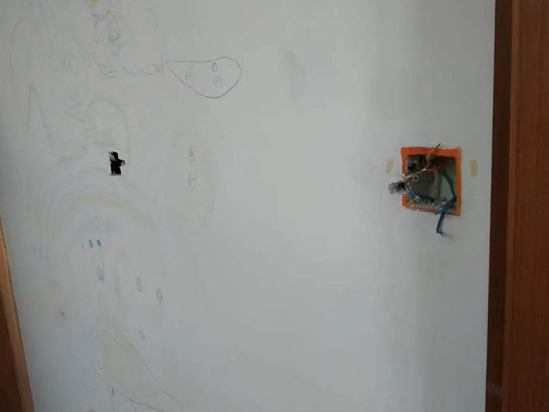 電路燈具安裝：不同類(lèi)別的燈具，不同場(chǎng)所的其安裝方法可以有著萬(wàn)千差別的。但總結(jié)起來(lái)大的安裝燈具的流程可以歸納為：1，首先對(duì)需要安裝燈具的場(chǎng)所作照明需求設(shè)計(jì)-包括照度需求的設(shè)計(jì)，燈具類(lèi)別的選用確定，照明電路規(guī)劃設(shè)計(jì)等； 2.做好設(shè)計(jì)后便是照明電路鋪設(shè)（包括布燈點(diǎn)位及其開(kāi)關(guān)控制位置和方式的確定）這個(gè)過(guò)程可能需要與其它工程工序相配合進(jìn)行的，而且必須注意的是暫時(shí)不要讓線路接通電源，慎防意外 3.接下來(lái)就是開(kāi)關(guān)制合的安裝，燈具的固定安裝后，一一反復(fù)檢查電路燈具安裝的正確，確保正確后再一個(gè)一個(gè)地試通電驗(yàn)證調(diào)試，確保與設(shè)計(jì)要求相符合