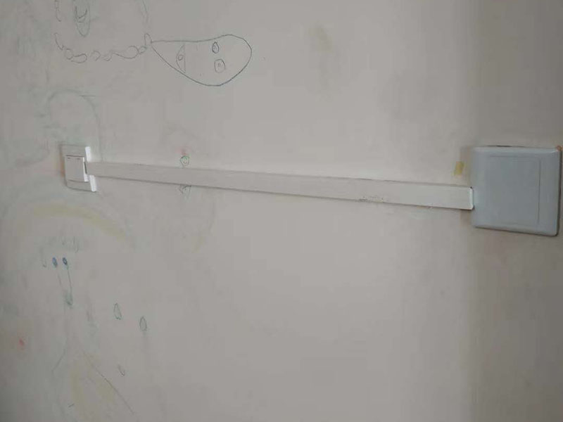 電路燈具安裝：不同類(lèi)別的燈具，不同場(chǎng)所的其安裝方法可以有著萬(wàn)千差別的。但總結(jié)起來(lái)大的安裝燈具的流程可以歸納為：1，首先對(duì)需要安裝燈具的場(chǎng)所作照明需求設(shè)計(jì)-包括照度需求的設(shè)計(jì)，燈具類(lèi)別的選用確定，照明電路規(guī)劃設(shè)計(jì)等； 2.做好設(shè)計(jì)后便是照明電路鋪設(shè)（包括布燈點(diǎn)位及其開(kāi)關(guān)控制位置和方式的確定）這個(gè)過(guò)程可能需要與其它工程工序相配合進(jìn)行的，而且必須注意的是暫時(shí)不要讓線路接通電源，慎防意外 3.接下來(lái)就是開(kāi)關(guān)制合的安裝，燈具的固定安裝后，一一反復(fù)檢查電路燈具安裝的正確，確保正確后再一個(gè)一個(gè)地試通電驗(yàn)證調(diào)試，確保與設(shè)計(jì)要求相符合