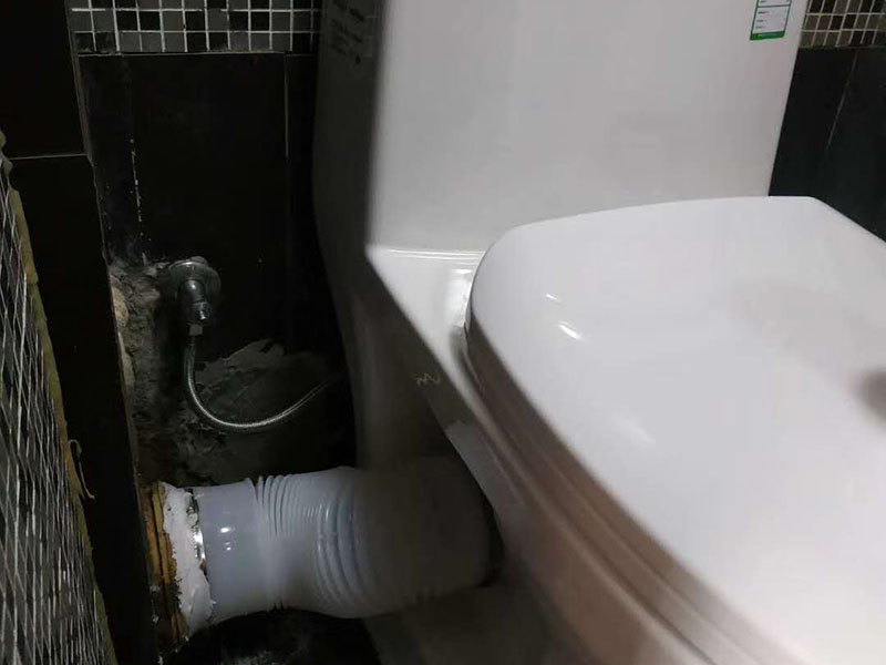 馬桶側(cè)水管安裝:先將之前的舊水管拆掉，先取下兩邊的固定物，在用鉗子將鐵絲擰好，接下來就是把管子取下來，舊水管長時間使用了，一般都會出現(xiàn)老化的現(xiàn)象，這時候沒有彈性直接掰掉就可以了。 在通便管道的那頭接口，原本的膠皮還黏在上邊，這個時候就需要將這個原本的膠給敲掉。不然新管是不能套進去的?？梢杂梅彩苛謥碜屔厦娴匿P跡化解掉。在套新管的還是比較難的，可以利用到剛剛的舊衣服來擦手，然后在慢慢套管的時候非常困難。廢舊衣物此時可以用來擦手。套管的時候需要先用鐵圈對膠皮管口進行固定，不然對接上之后，就帶不上了。 到用舊衣服鋪在馬桶上，是因為我們在安裝馬桶排水管的時候，需要接觸到馬桶，所以需要找些衣服來墊著，這樣就不會被馬桶擱的疼。如果是已經(jīng)將馬桶排水管安裝好，那就可以來試試沖水看看，如果是下水很順暢那就是安裝成功