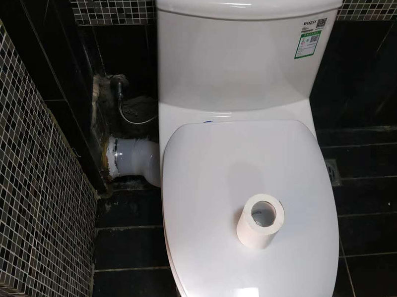 馬桶側(cè)水管安裝:先將之前的舊水管拆掉，先取下兩邊的固定物，在用鉗子將鐵絲擰好，接下來就是把管子取下來，舊水管長時間使用了，一般都會出現(xiàn)老化的現(xiàn)象，這時候沒有彈性直接掰掉就可以了。 在通便管道的那頭接口，原本的膠皮還黏在上邊，這個時候就需要將這個原本的膠給敲掉。不然新管是不能套進去的。可以用凡士林來讓上面的銹跡化解掉。在套新管的還是比較難的，可以利用到剛剛的舊衣服來擦手，然后在慢慢套管的時候非常困難。廢舊衣物此時可以用來擦手。套管的時候需要先用鐵圈對膠皮管口進行固定，不然對接上之后，就帶不上了。 到用舊衣服鋪在馬桶上，是因為我們在安裝馬桶排水管的時候，需要接觸到馬桶，所以需要找些衣服來墊著，這樣就不會被馬桶擱的疼。如果是已經(jīng)將馬桶排水管安裝好，那就可以來試試沖水看看，如果是下水很順暢那就是安裝成功