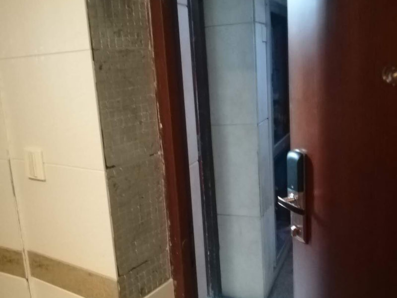 墻面瓷磚脫落：瓷磚破了很多的小洞,建議您直接用水泥粘上一些互補或同色的馬賽克瓷磚做點綴!我給您說說地磚如何清潔和保養(yǎng)吧。1、瓷磚日常清洗可選用洗潔精、肥皂等進行清洗;2、用肥皂加少許氨水與松節(jié)油的混合液,清洗瓷磚可使瓷磚更有光潔;3、生活中,如有茶水或其它日常生活用品附著在瓷磚上面應及時擦洗干凈,必要時應用相應清潔用品清洗。4、拋光磚應定期對其打蠟處理,時間處理為2―3個月為宜;磚面如出現(xiàn)劃痕,可在劃痕處涂抹牙膏。用干布擦拭可修復。磚與磚縫隙處可不定期用去污膏去污垢,再在縫隙刷一層防水劑可防霉菌生長。5、另外房間內(nèi)可以買些吸塵的植物回來擺放,這樣可以減少室內(nèi)的灰塵污染。6、的給室內(nèi)各個部分的裝飾、柜子、墻面、天花吊頂、裝飾品等進行清潔,濕抹布抹就可以了。7、養(yǎng)成良好的生活習慣會減少室內(nèi)灰塵的污染。