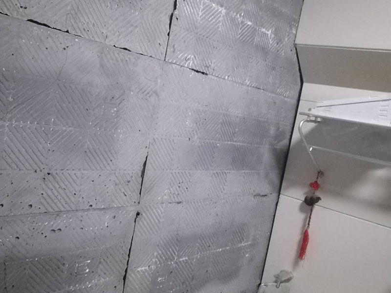墻面瓷磚脫落：瓷磚破了很多的小洞,建議您直接用水泥粘上一些互補或同色的馬賽克瓷磚做點綴!我給您說說地磚如何清潔和保養(yǎng)吧。1、瓷磚日常清洗可選用洗潔精、肥皂等進行清洗;2、用肥皂加少許氨水與松節(jié)油的混合液,清洗瓷磚可使瓷磚更有光潔;3、生活中,如有茶水或其它日常生活用品附著在瓷磚上面應及時擦洗干凈,必要時應用相應清潔用品清洗。4、拋光磚應定期對其打蠟處理,時間處理為2―3個月為宜;磚面如出現(xiàn)劃痕,可在劃痕處涂抹牙膏。用干布擦拭可修復。磚與磚縫隙處可不定期用去污膏去污垢,再在縫隙刷一層防水劑可防霉菌生長。5、另外房間內(nèi)可以買些吸塵的植物回來擺放,這樣可以減少室內(nèi)的灰塵污染。6、的給室內(nèi)各個部分的裝飾、柜子、墻面、天花吊頂、裝飾品等進行清潔,濕抹布抹就可以了。7、養(yǎng)成良好的生活習慣會減少室內(nèi)灰塵的污染。
