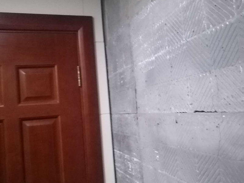 墻面瓷磚脫落：瓷磚破了很多的小洞,建議您直接用水泥粘上一些互補或同色的馬賽克瓷磚做點綴!我給您說說地磚如何清潔和保養(yǎng)吧。1、瓷磚日常清洗可選用洗潔精、肥皂等進行清洗;2、用肥皂加少許氨水與松節(jié)油的混合液,清洗瓷磚可使瓷磚更有光潔;3、生活中,如有茶水或其它日常生活用品附著在瓷磚上面應及時擦洗干凈,必要時應用相應清潔用品清洗。4、拋光磚應定期對其打蠟處理,時間處理為2―3個月為宜;磚面如出現(xiàn)劃痕,可在劃痕處涂抹牙膏。用干布擦拭可修復。磚與磚縫隙處可不定期用去污膏去污垢,再在縫隙刷一層防水劑可防霉菌生長。5、另外房間內(nèi)可以買些吸塵的植物回來擺放,這樣可以減少室內(nèi)的灰塵污染。6、的給室內(nèi)各個部分的裝飾、柜子、墻面、天花吊頂、裝飾品等進行清潔,濕抹布抹就可以了。7、養(yǎng)成良好的生活習慣會減少室內(nèi)灰塵的污染。